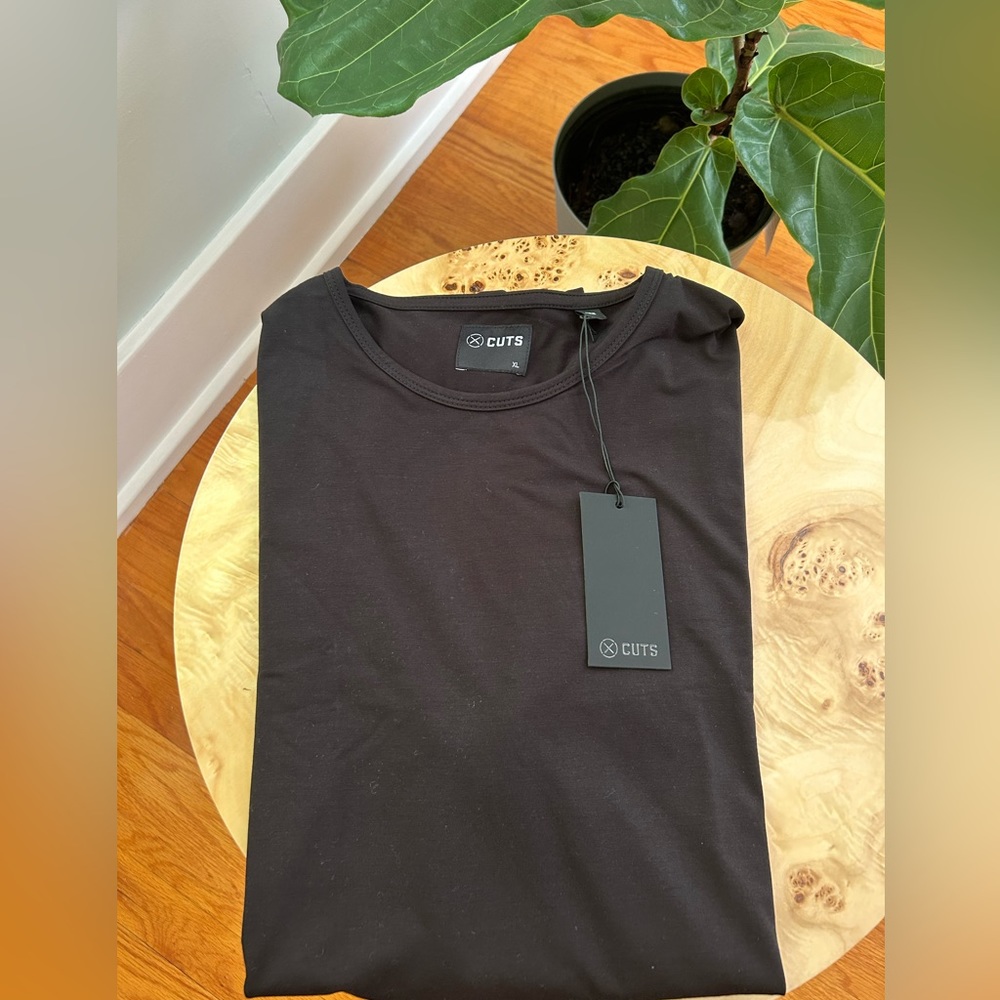 NWT Men’s Cuts Black Split Hem Tee
